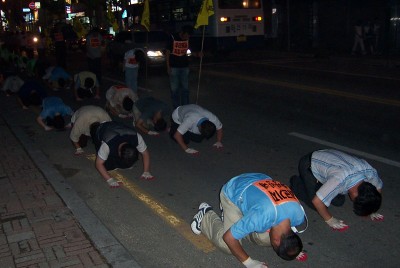 어둠이 짙게 깔려도 3보1배는 계속되고... 